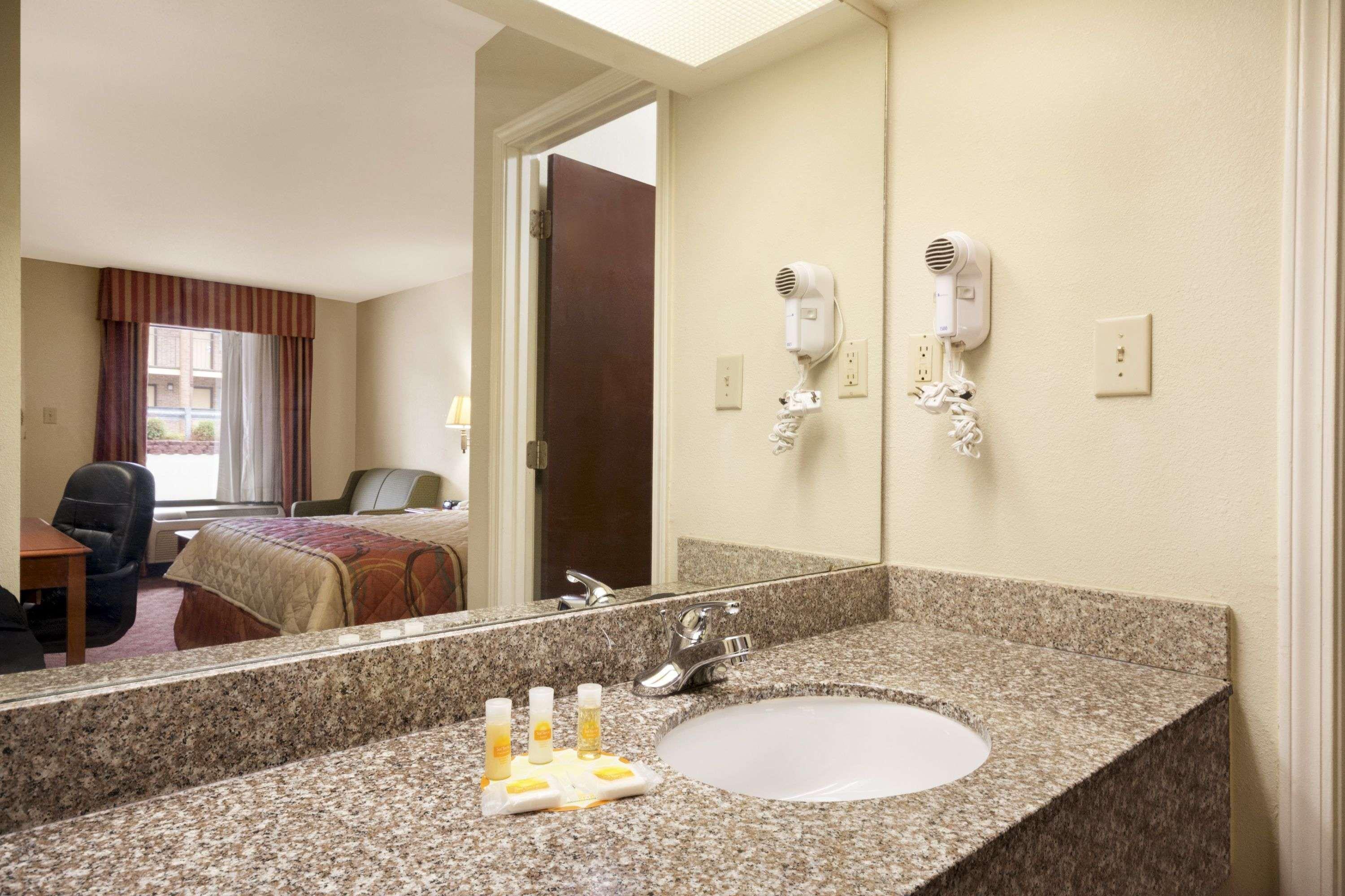 Days Inn By Wyndham Weldon Roanoke Rapids Exterior photo